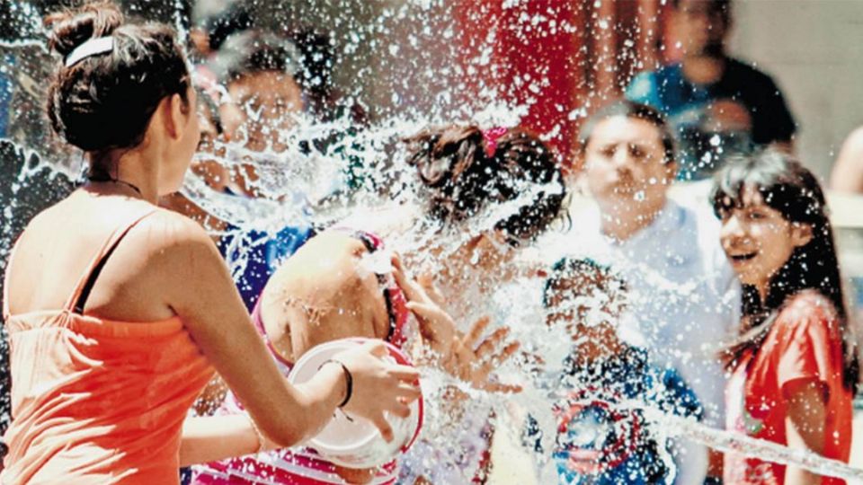 Es costumbre en México aventarse agua con cubetas