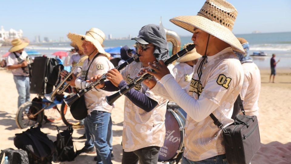 El alcalde de Mazatlán aseguró que las bandas sí pueden tocar en la playa.