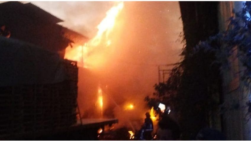 Incendio consume bodega en San Juan Ixhuatepec, Tlalnepantla