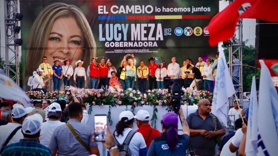 Más de 20 mil personas abarrotaron la avenida Álvaro Obregón, en el centro de la ciudad de Cuautla, para acompañar a Lucy.