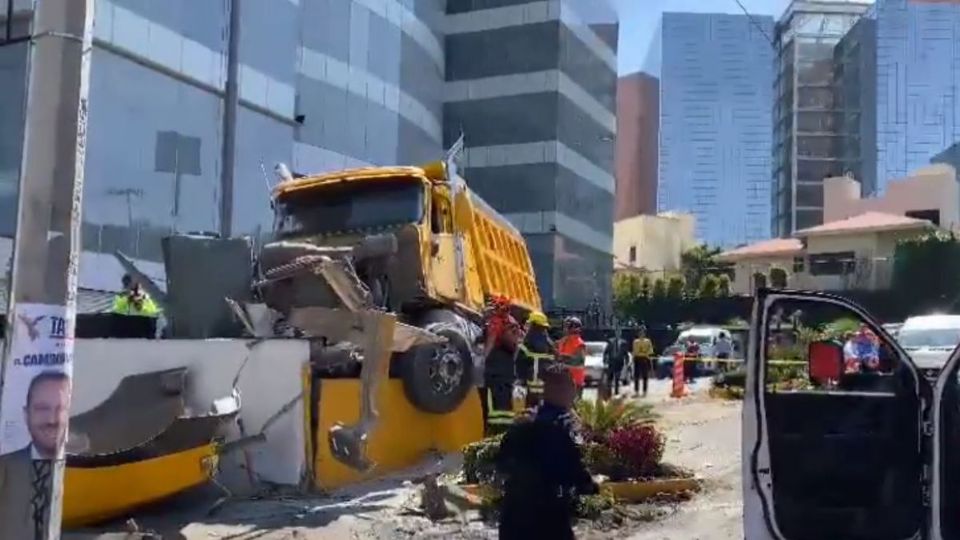 Camión impacta en edificio del Poder Judicial