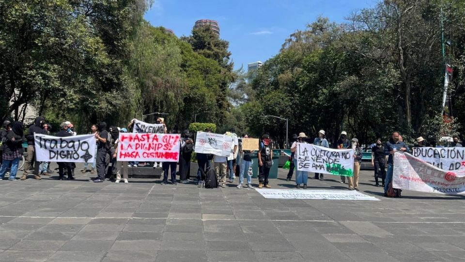 Este domingo, estudiantes y trabajadores de la ENAH se manifestaron en el Museo Nacional de Antropología.