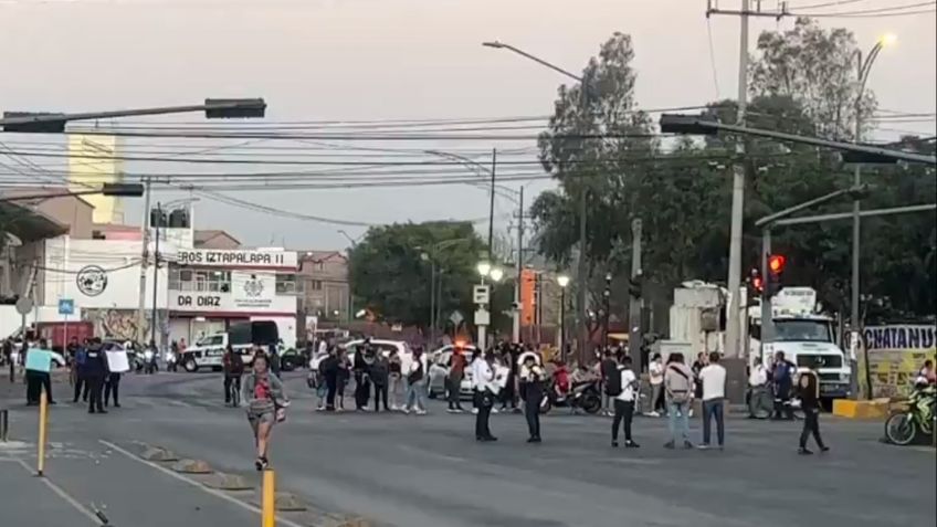 Con bloqueo, exigen vecinos la aprehensión de un presunto abusador de menores