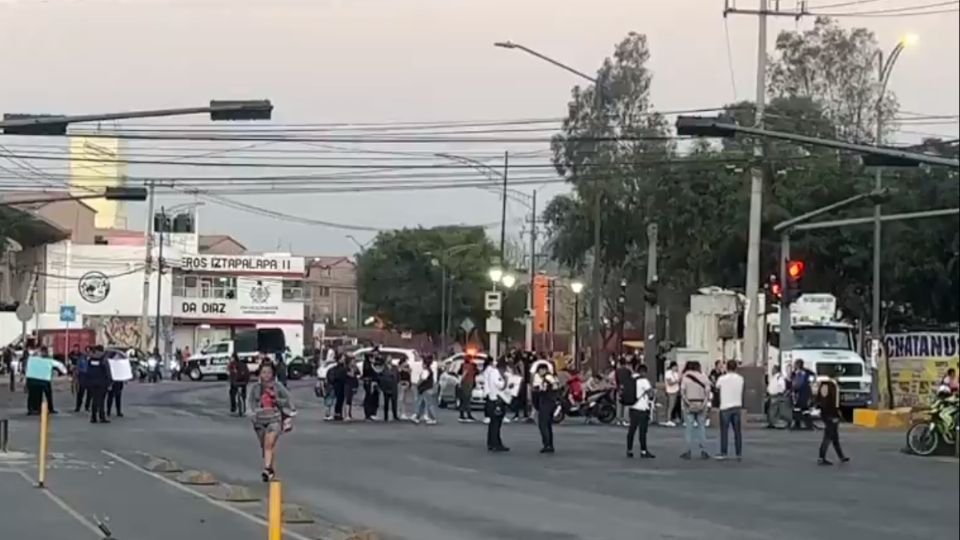 Los padres de familia bloquearon las importantes vías durante varias horas.