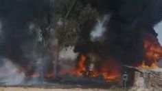 Fuerte incendio consume predio de fibra de vidrio y basura en Teoloyucan