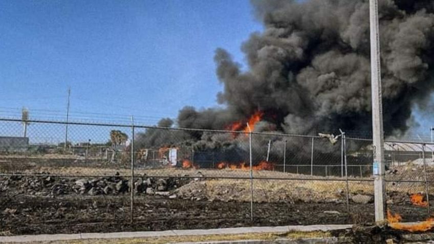 VIDEO: incendio calcina varios camiones en depósito de Querétaro