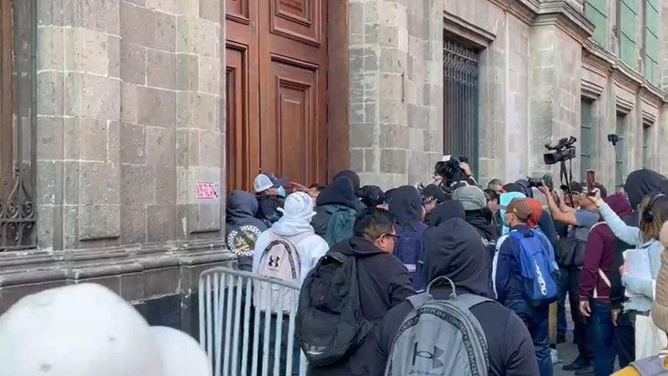 Normalistas tratan de ingresar a Palacio Nacional