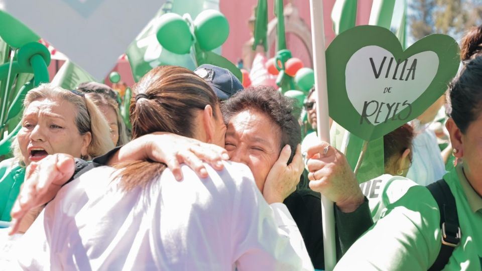 Claudia Sheinbaum saludando a sus simpatizantes