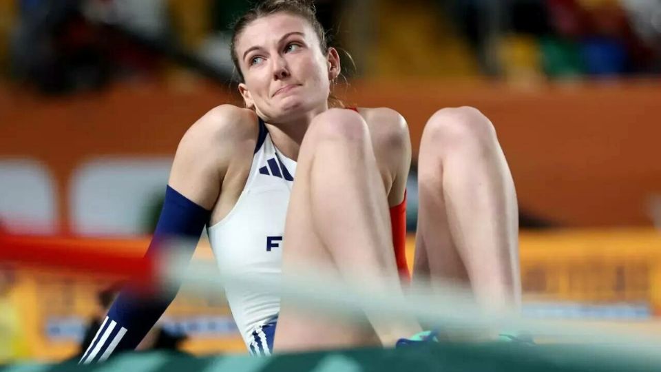 La atleta francesa Margot Chevrier sufrió una fuerte lesión durante los Mundiales de atletismo.