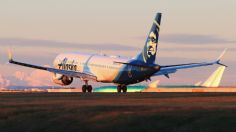 Aterriza de emergencia avión de Alaska Airlines minutos después de despegar