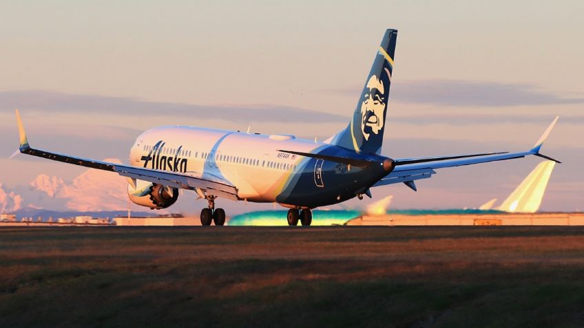 Aterriza de emergencia avión de Alaska Airlines minutos después de despegar