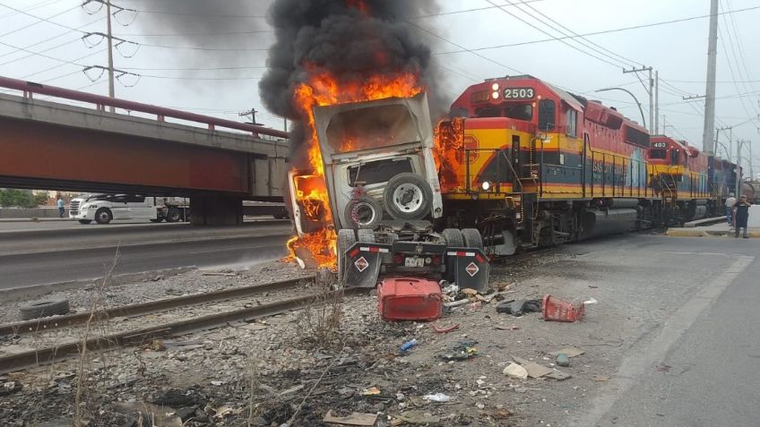 Conductor de tráiler sobrevive tras ser embestido por un tren al que intentó ganarle el paso: FOTOS