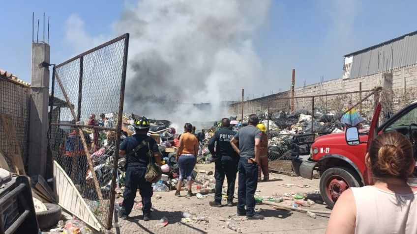 Incendio consume recicladora en Cuautitlán Izcalli, bomberos sofocan las llamas