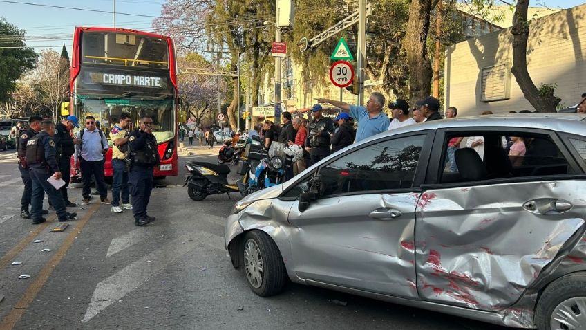 Metrobús impacta con automóvil particular en Calzada De los Misterios