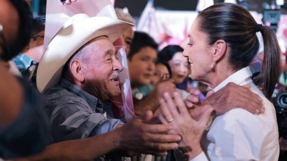 Claudia Sheinbaum saludando a sus simpatizantes