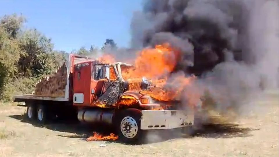 El camión fue incendiado con maderas que habían talado