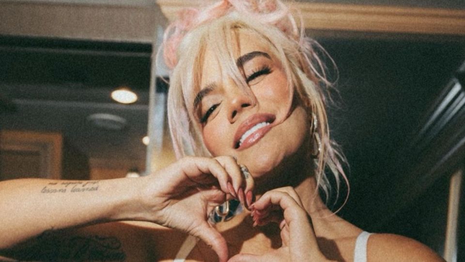 Karol G y Feid enloquecen a sus fans al compartir su primera foto juntos