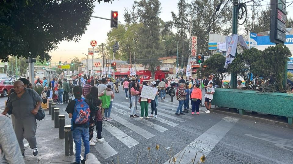 El grupo de personas pedían soluciones ante la falta de agua.