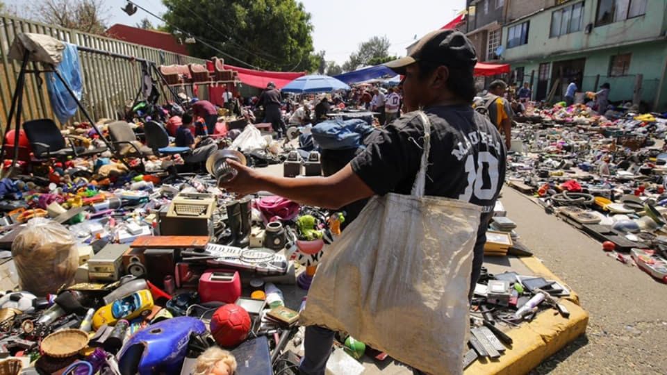 El tianguis 'El Salado' es uno de los más grandes y madrugadores de toda la capital del país.