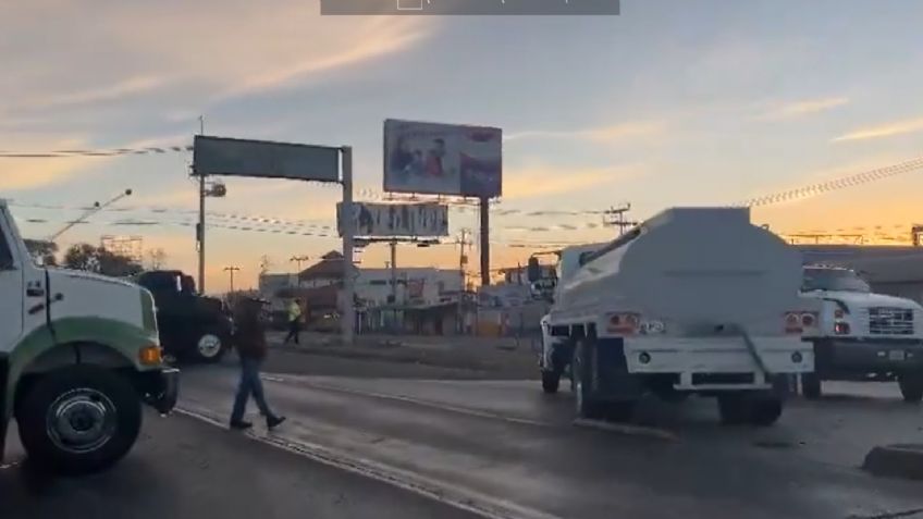 Con pipas de agua realizan bloqueo en la México-Pachuca