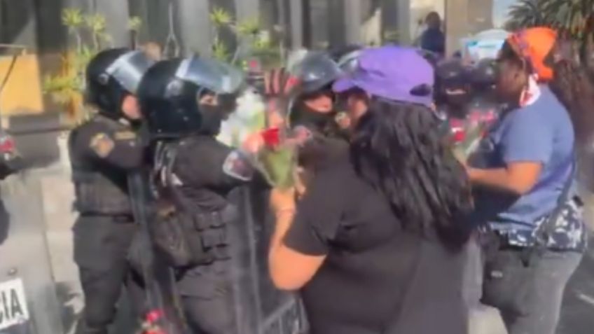 Manifestantes regalan flores a policías durante marcha del 8M en CDMX