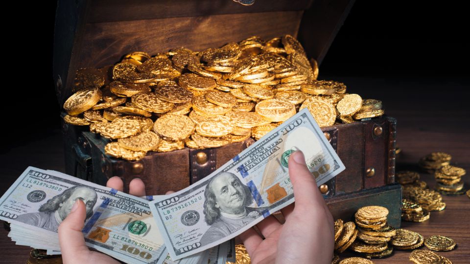 Dinero y monedas de la suerte de oro.