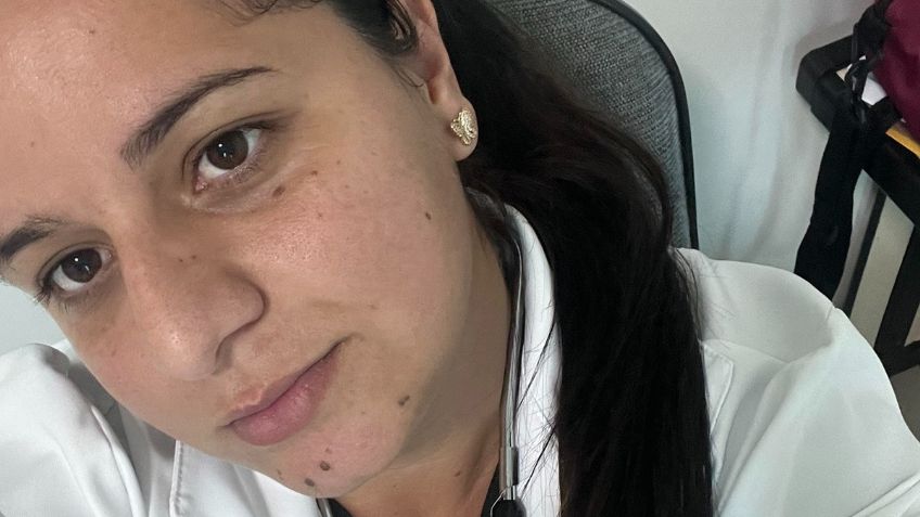 Detienen a falsa doctora que atendió a 30 personas, compró su título en Internet