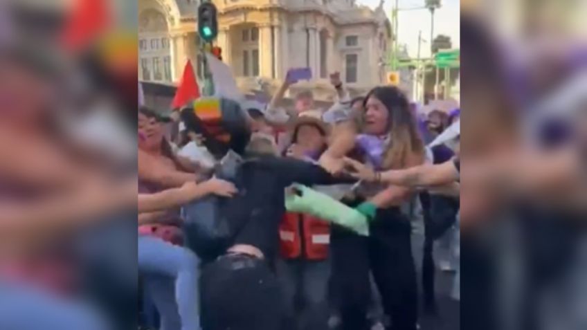 VIDEO: hombre golpea a feministas en marcha del 8M en CDMX