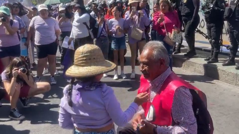 José Luis Castillo participó en la marcha del 8 de marzo y pidió no olvidar a las desaparecidas