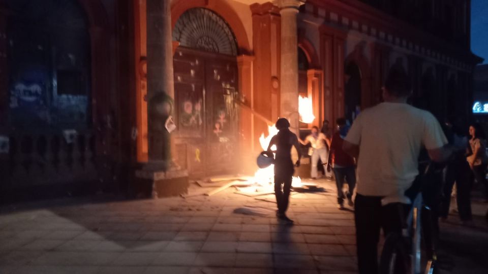 Un grupo tiró la valla e intentó abrir por la fuerza la puerta de Palacio de Gobierno