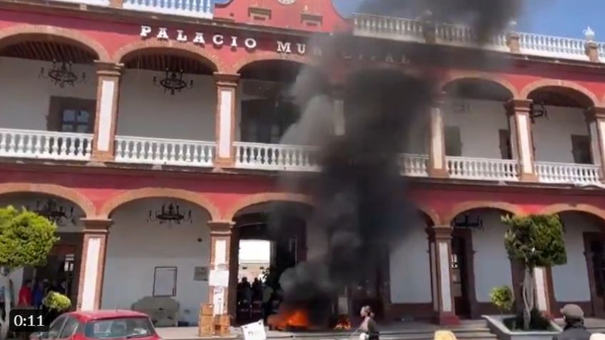 Protestan en palacio municipal de Otumba por incendio forestal que lleva 4 días