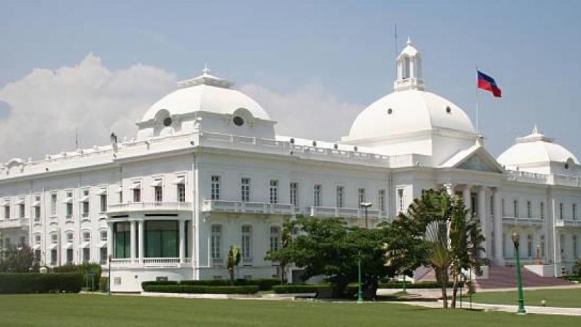 Hombres armados atacan Palacio Nacional de Haití, secuestran a trabajadores y hay cinco policías heridos