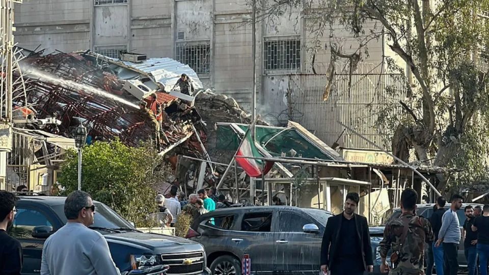 Israel ataca edificio anexo de Irán