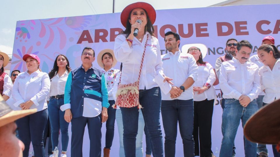 Simey Olvera Bautista en el arranque de su campaña a candidata en el Senado