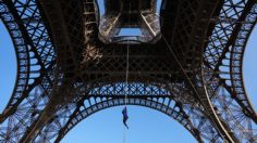 Mujer sube la Torre Eiffel con una cuerda, rompe nuevo récord mundial