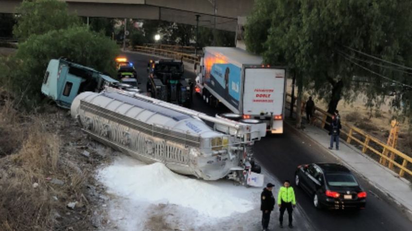 Vuelca tráiler que transportaba almidón en Periférico, Río de los Remedios