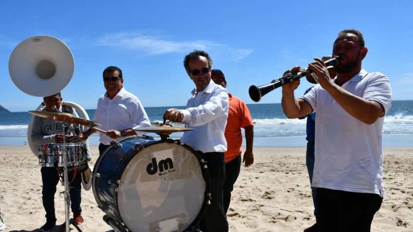 VIDEO: embajador británico disfruta de la música banda en playas de Mazatlán