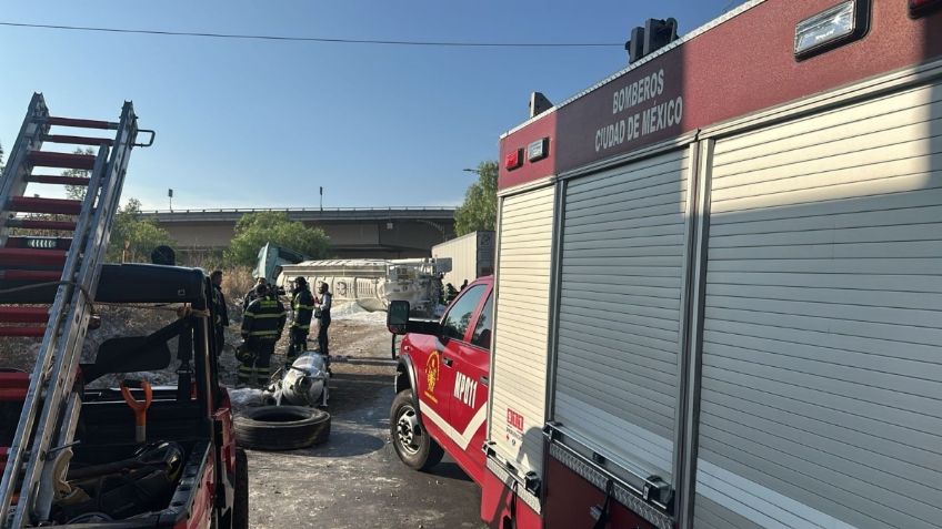 Volcadura de tráiler en Río de los Remedios suma 8 horas; maniobras afectan circulación en Periférico