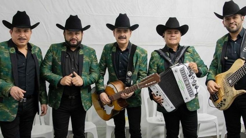 Los Tucanes de Tijuana: fanático se sube hasta lo más alto de un poste para ver el concierto de los “papás de los pollitos”