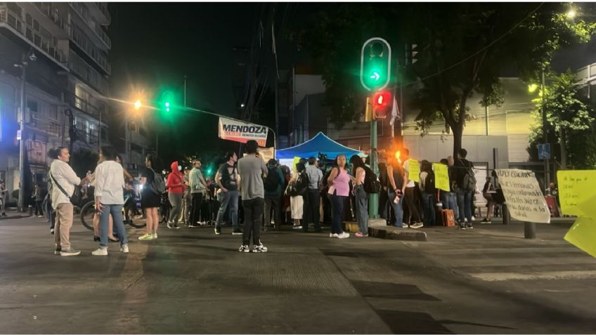 Vecinos de Benito Juárez permanecerán toda la noche en Insurgentes por reportes de agua con olor a gasolina