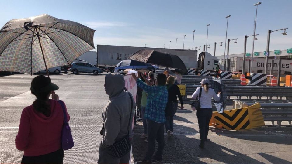 Los manifestantes cierran la caseta en Ojo de Agua en la México-Pachuca.