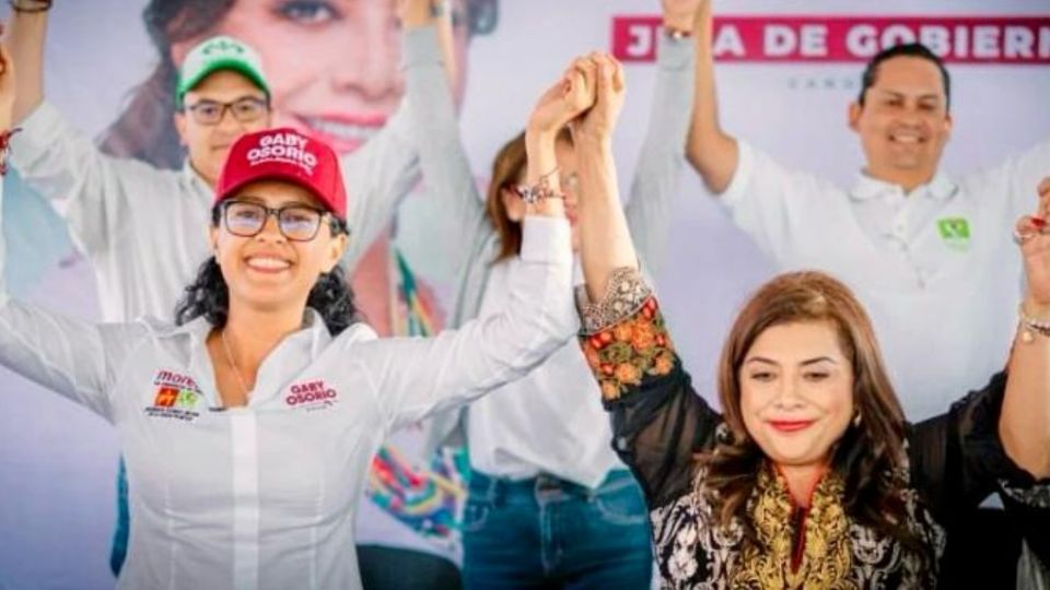 Clara Brugada, candidata a jefa de Gobierno de la Ciudad de México, y Gaby Osorio, candidata a alcaldesa de Tlalpan, durante un mitin