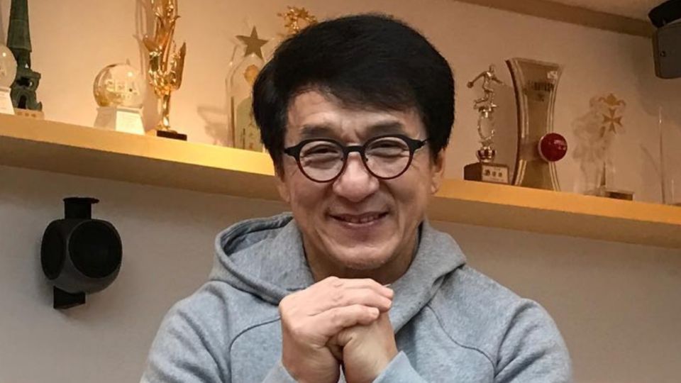 Jackie Chan responde a fans preocupados por apariencia al lucir “más viejo”