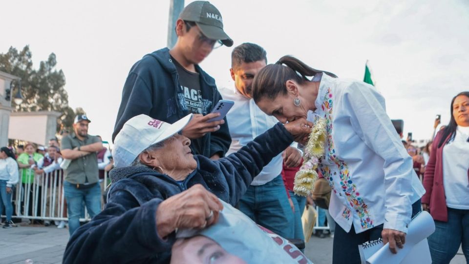 La candidata de Morena, PT y Verde fortalecerá la enseñanza de las 68 lenguas originarias del país.