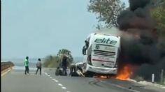 VIDEO: así saltaron pasajeros de un camión en llamas en Sinaloa