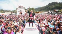 Eduardo Ramírez, candidato a gubernatura de Chiapas, recibe bastón de mando de manos de pueblos indígenas