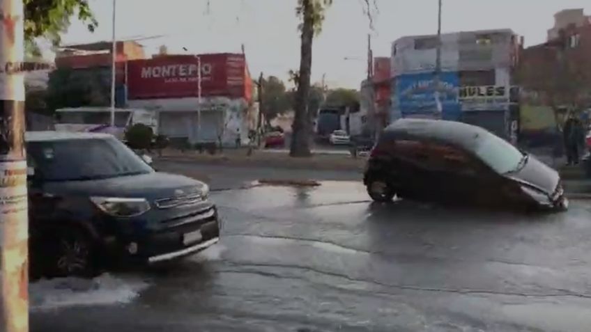 Fuga de agua provoca enorme socavón en Vallejo; caen autos en él