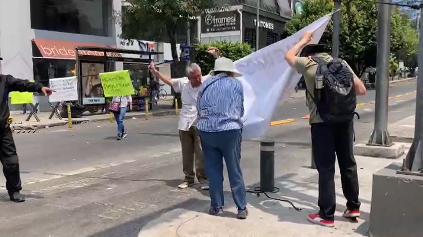 Mantienen bloqueo en Insurgentes por agua con olor a gasolina; Ejército instala potabilizadora