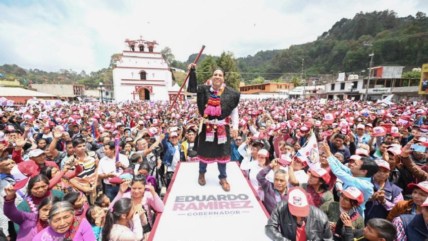 Eduardo Ramírez, candidato a gubernatura de Chiapas, recibe bastón de mando de manos de pueblos indígenas