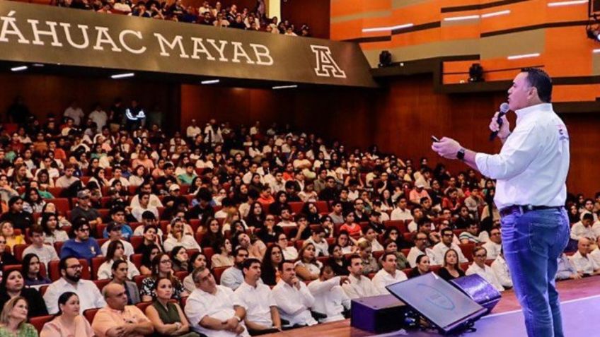 Renán Barrera presenta propuestas a estudiantes de universidad en Yucatán